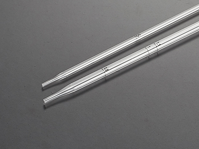 細(xì)長管身，易于進出窄口容器