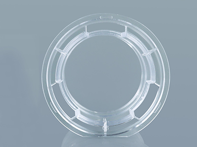 聚對苯二甲酸乙二醇酯（PET）透光性良好，使用顯微鏡易觀察