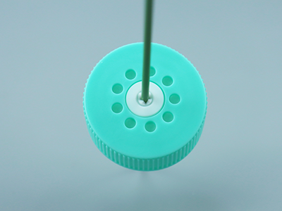 管蓋穿刺口帶十字形切口設(shè)計(jì)，可反復(fù)閉合，無需開蓋取樣、加液，降低污染風(fēng)險(xiǎn)